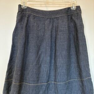 100% linen skirt, gold top stitching. Side zipper, pockets. 30” W, 19” L, sz PP